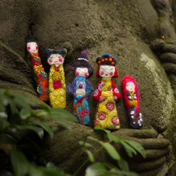羊毛フェルトの芸者ブローチ、日本の人形アクセサリー、着物を着てるお嬢様ジュエリー、刺繍されたウールギフト 4枚目の画像