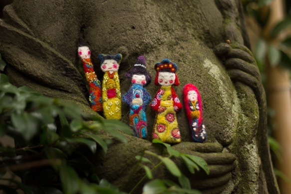 羊毛フェルトの芸者ブローチ、日本の人形アクセサリー、着物を着てるお嬢様ジュエリー、刺繍されたウールギフト 4枚目の画像