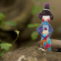 羊毛フェルトの芸者ブローチ、日本の人形アクセサリー、着物を着てるお嬢様ジュエリー、刺繍されたウールギフト 6枚目の画像
