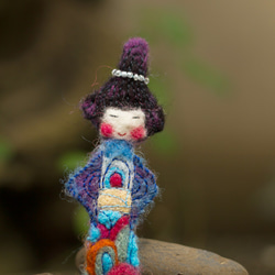 羊毛フェルトの芸者ブローチ、日本の人形アクセサリー、着物を着てるお嬢様ジュエリー、刺繍されたウールギフト 7枚目の画像