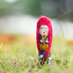 羊毛フェルトの芸者ブローチ、日本の人形アクセサリー、着物を着てるお嬢様ジュエリー、刺繍されたウールギフト 1枚目の画像