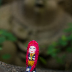 羊毛フェルトの芸者ブローチ、日本の人形アクセサリー、着物を着てるお嬢様ジュエリー、刺繍されたウールギフト 2枚目の画像