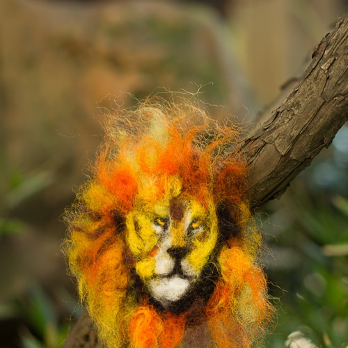 羊毛フェルトのライオン ブローチ、ピン、アクセサリー、ジュエリー