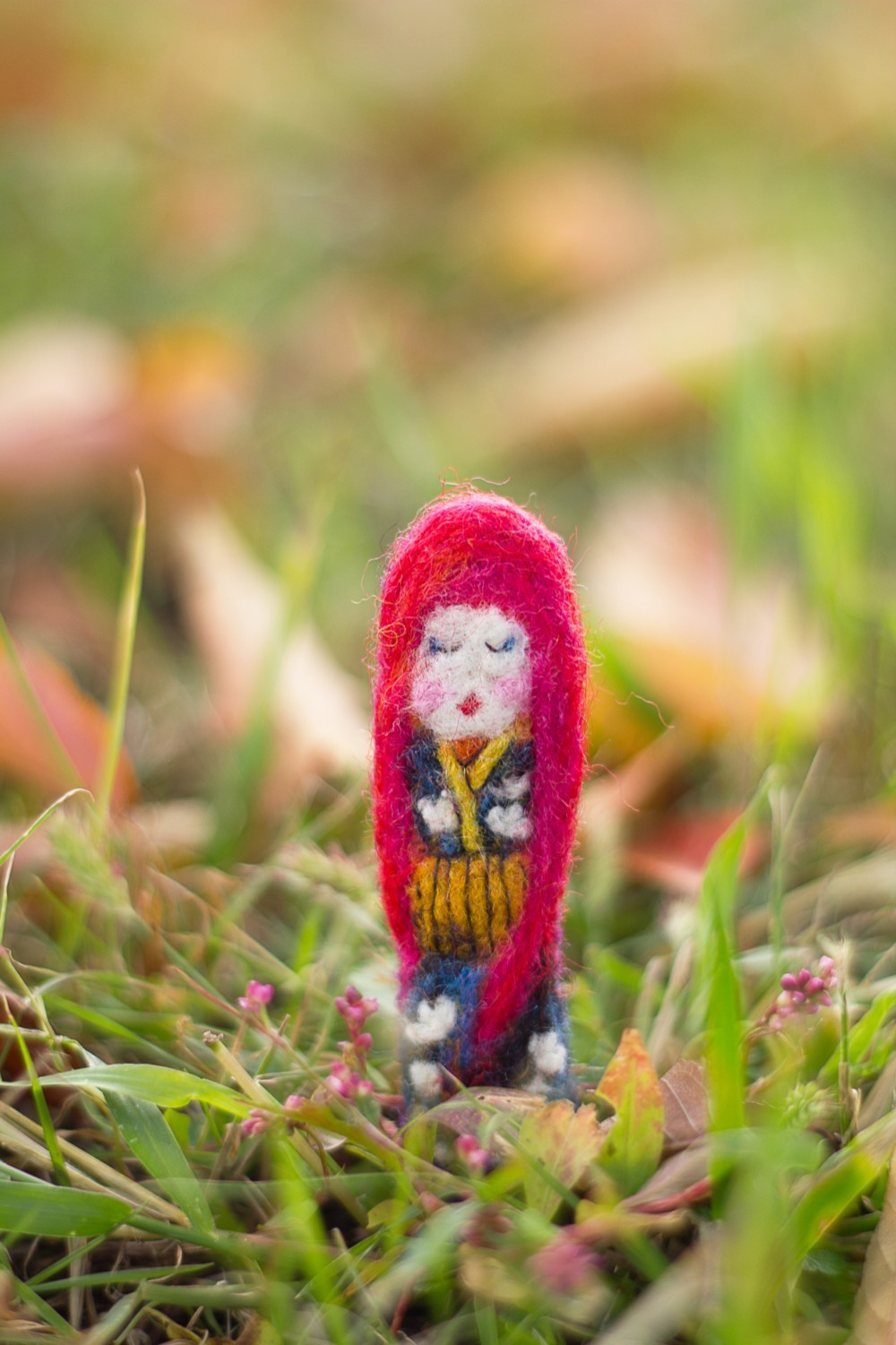 羊毛フェルトの芸者ブローチ、日本の人形アクセサリー、着物を着てるお嬢様ジュエリー、刺繍されたウールギフト