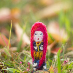 羊毛フェルトの芸者ブローチ、日本の人形アクセサリー、着物を着てるお嬢様ジュエリー、刺繍されたウールギフト 1枚目の画像