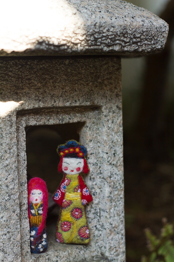 羊毛フェルトの芸者ブローチ、日本の人形アクセサリー、着物を着てるお嬢様ジュエリー、刺繍されたウールギフト 5枚目の画像