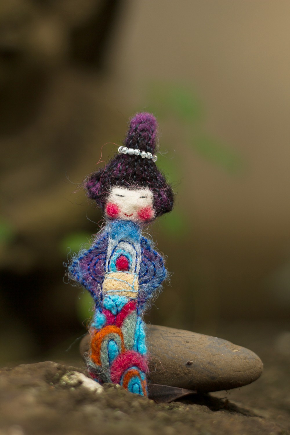 羊毛フェルトの芸者ブローチ、日本の人形アクセサリー、着物を着てるお嬢様ジュエリー、刺繍されたウールギフト