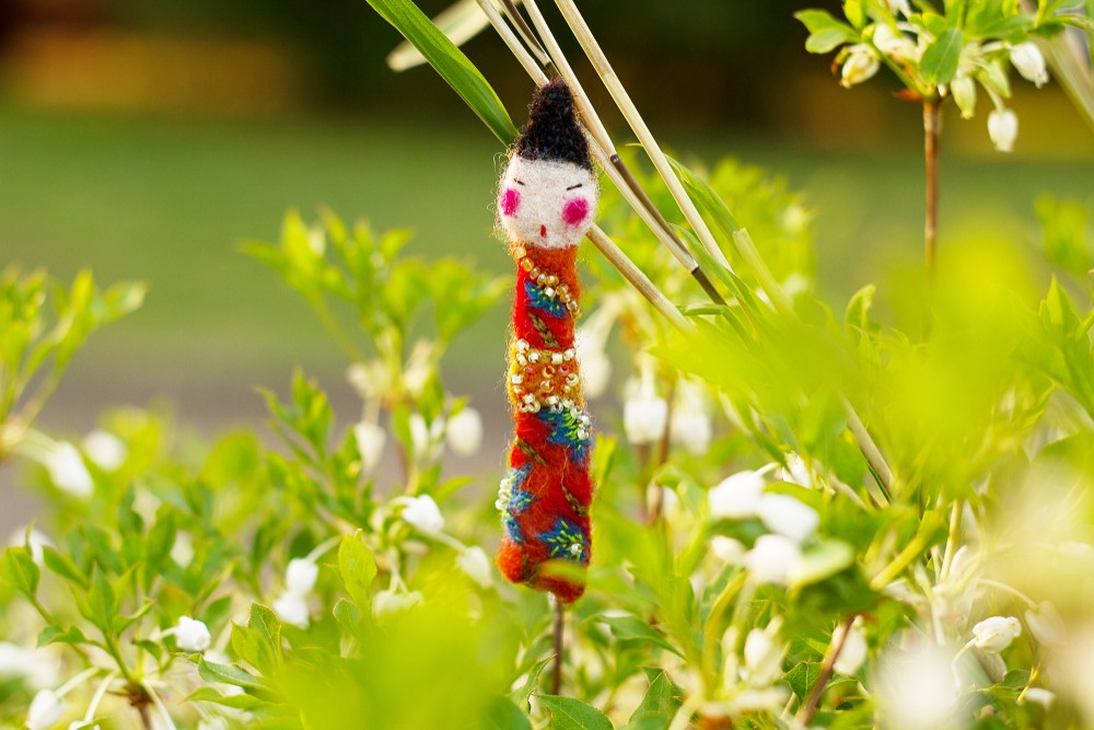 羊毛フェルトの芸者ブローチ、日本の人形アクセサリー、着物を着てるお嬢様ジュエリー、刺繍されたウールギフト