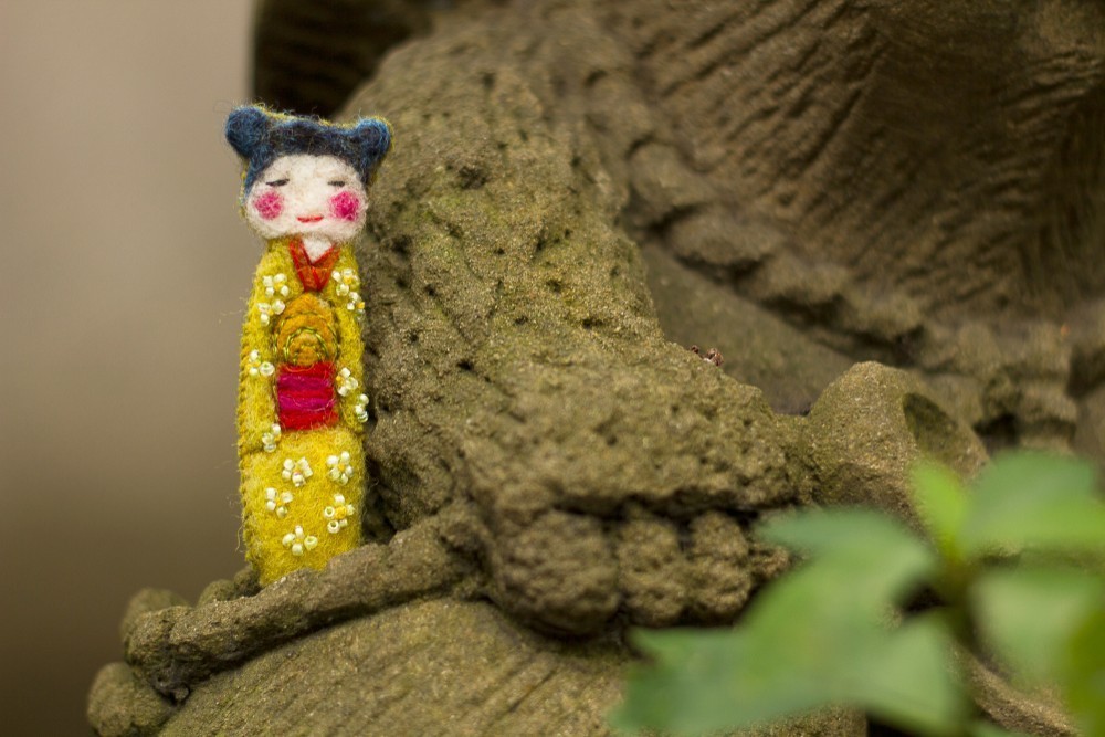 羊毛フェルトの芸者ブローチ、日本の人形アクセサリー、着物を着てるお嬢様ジュエリー、刺繍されたウールギフト