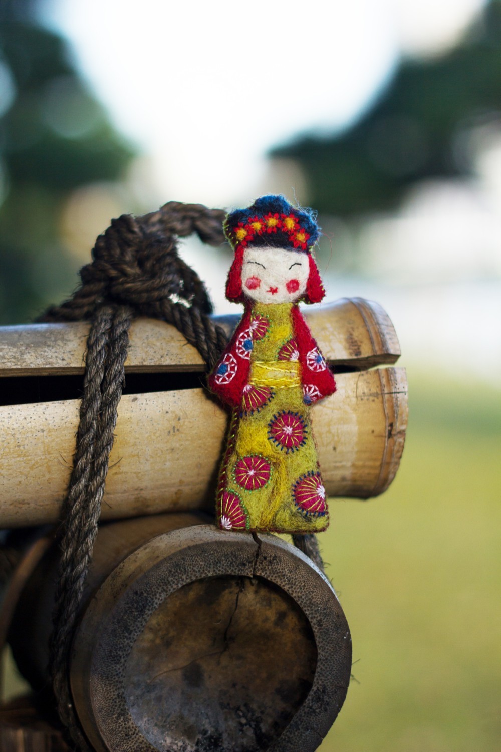 羊毛フェルトの芸者ブローチ、日本の人形アクセサリー、着物を着てるお嬢様ジュエリー、刺繍されたウールギフト