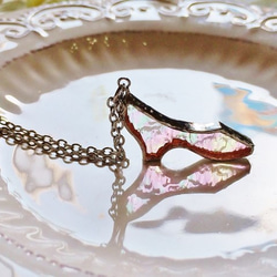 ステンドグラス　ガラスの靴のネックレス～虹色～ 4枚目の画像