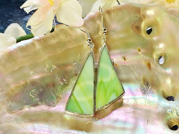 ステンドグラス　やさしい三角ピアス～グリーン～ 3枚目の画像