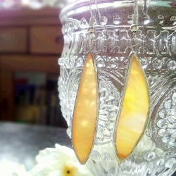 ステンドグラス　花びらピアス～淡いオレンジ～ 1枚目の画像