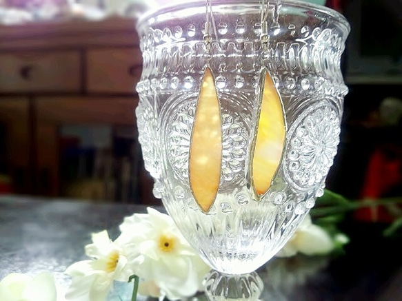 ステンドグラス　花びらピアス～淡いオレンジ～ 3枚目の画像