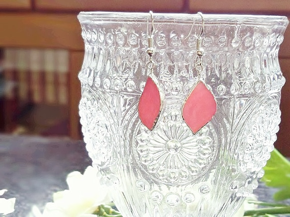 ステンドグラス　花びらピアス～フェアリーピンク～ 5枚目の画像