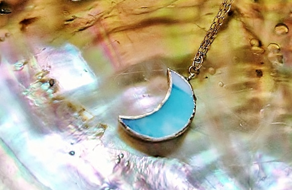 ステンドグラス　月のネックレス～スカイブルー～ 3枚目の画像