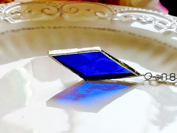 ステンドグラス　菱形ネックレス～コバルトブルー～ 1枚目の画像