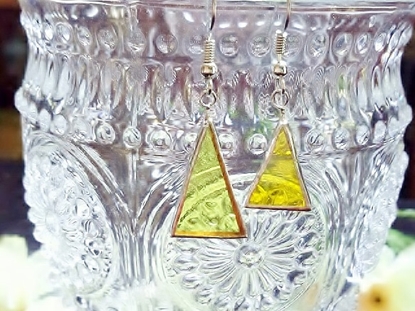 ステンドグラス　アシンメトリーピアス～月とレモン～ 5枚目の画像
