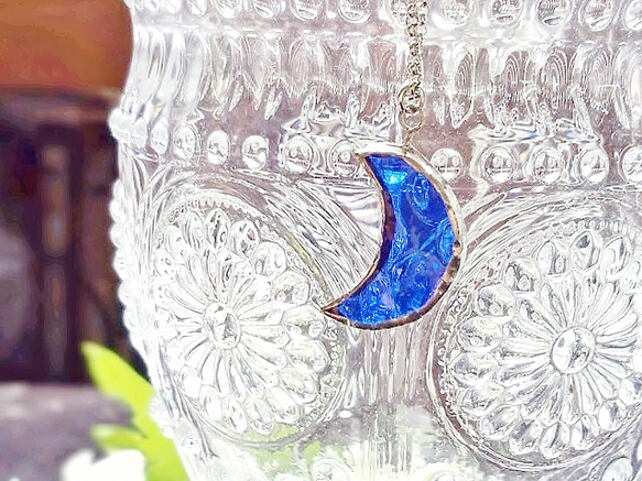 ステンドグラス　月のネックレス～ロイヤルブルー～ 2枚目の画像