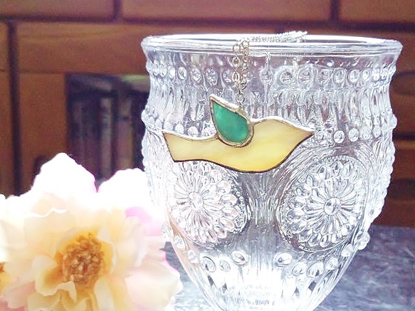 ステンドグラス☆幸せを運ぶ小鳥のネックレス～ホワイト～ 3枚目の画像