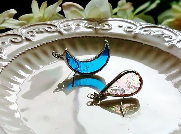 ステンドグラス　月と雫のピアス～ペイルブルー～ 3枚目の画像