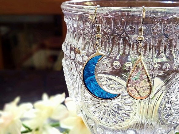 ステンドグラス　月と雫のピアス～ペイルブルー～ 4枚目の画像