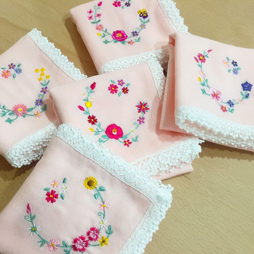 手刺繍入ちっちゃな ガーゼハンカチ【ぷっくりお花】 誕生花ダブルガーゼハンカチ7月【ピンク】文月 July 月花：ユリ・ハス