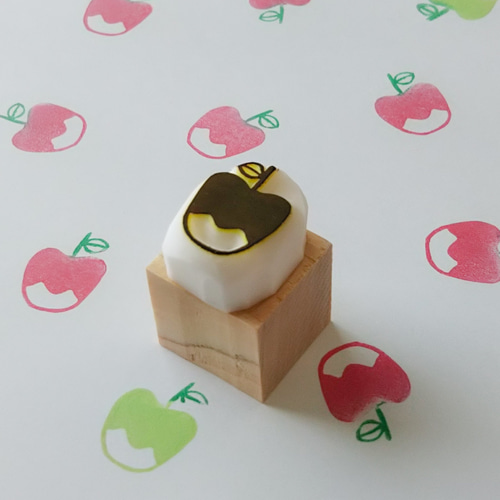 消しゴムはんこ No.300 ちびうさとりんご 消しゴムはんこ No.300 ちびうさとりんご