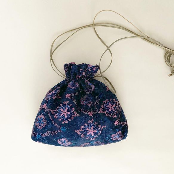 スイス製ヴィンテージ刺繍生地のドローストリング巾着バッグ（NAVY*LAVENDER） 2枚目の画像