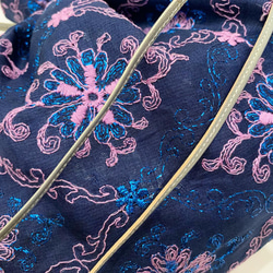 スイス製ヴィンテージ刺繍生地のドローストリング巾着バッグ（NAVY*LAVENDER） 4枚目の画像