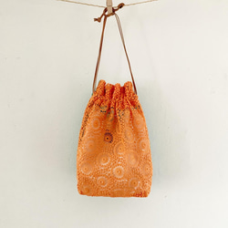 オーストリア製ヴィンテージレース編みドローストリングバッグ（ORANGE / GREEN）：巾着バッグ 3枚目の画像