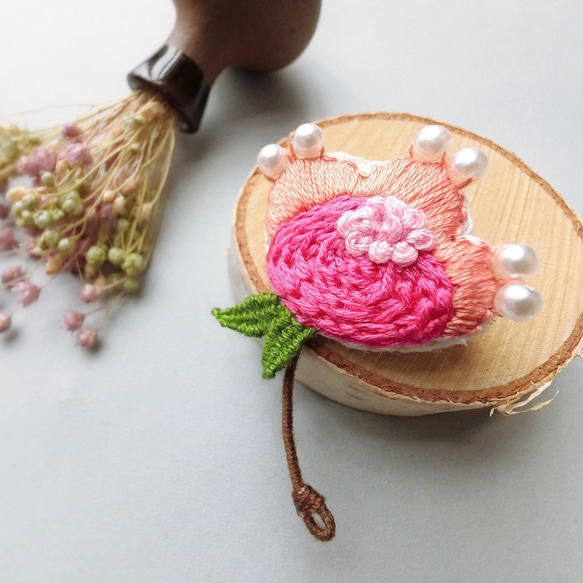 |茷|刺繍された茷花ブローチ-マゼンタチシャン 1枚目の画像