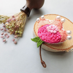 |茷|刺繍された茷花ブローチ-マゼンタチシャン 2枚目の画像