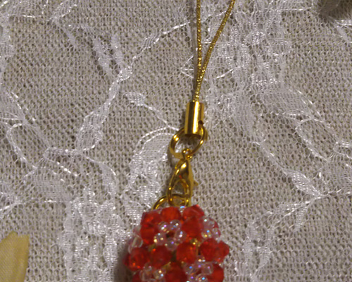 ワールド　ピース　ストラップ　赤　ガラス　地球 鈴入り花編みボールストラップ レッド×クリアオーロラビーズ 携帯