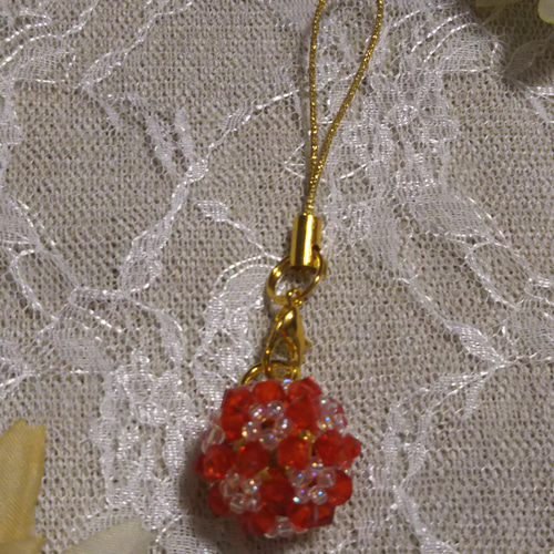 鈴入り花編みボールストラップ レッド×クリアオーロラビーズ 携帯