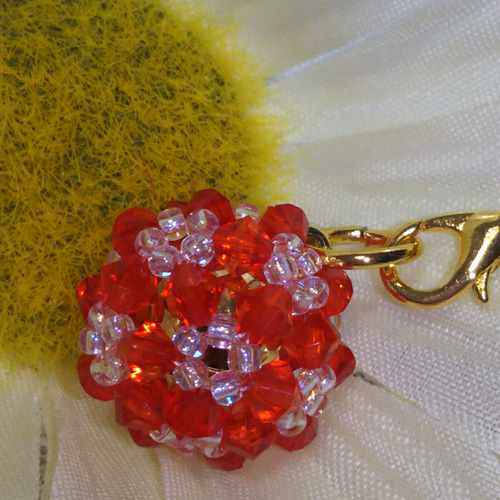 鈴入り花編みボールストラップ レッド×クリアオーロラビーズ 携帯