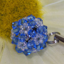 鈴入り花編みボールストラップ レッド×クリアオーロラビーズ 携帯