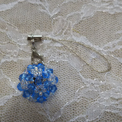 鈴入り花編みボールストラップ サファイアブルー×クリアオーロラビーズ