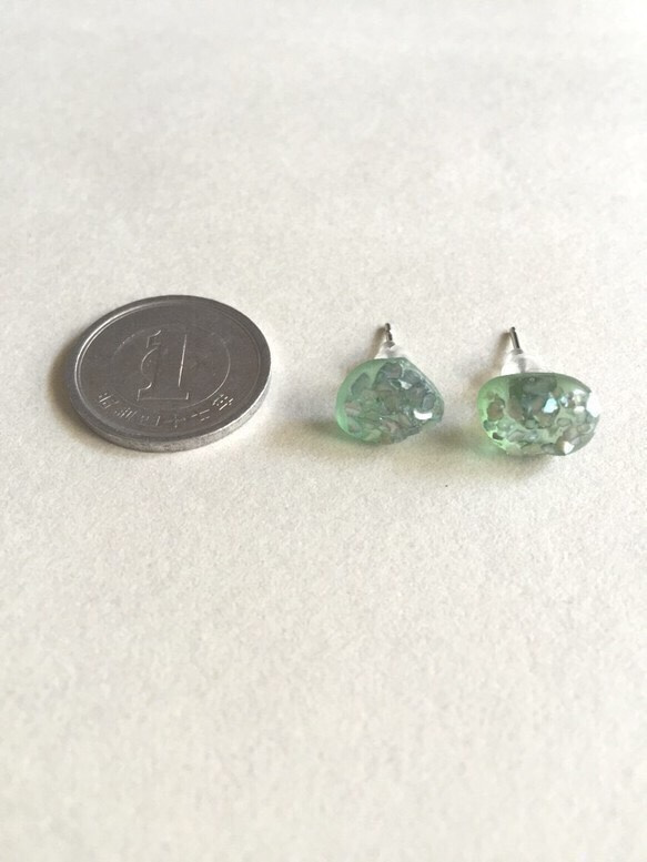 sea glassとシェルの一粒ピアス 2枚目の画像