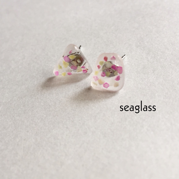 sea glassとシェルの三角ピアス 1枚目の画像