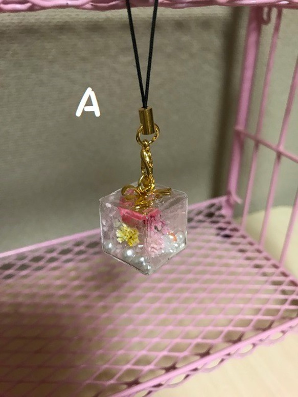 《送料無料》プレゼントボックス型【　全9種　Ａ～Ｅ　】キーホルダー　ストラップ　ガラスドーム　花　パール　蓄光 3枚目の画像