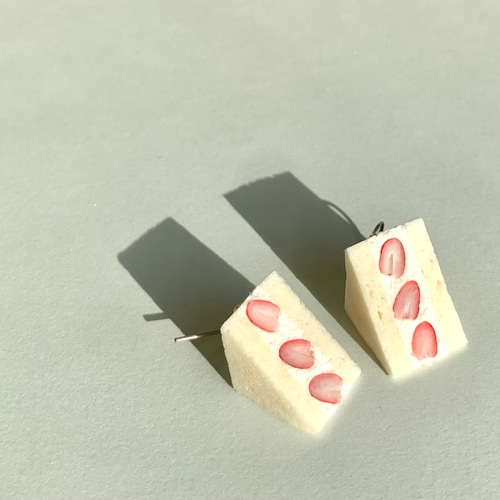 ⌘ ミニチュア フルーツサンド苺 ⌘ ピアス ピアス（フック・チェーン