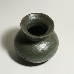 アボカド色の小さな壺 2枚目の画像