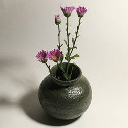 アボカド色の小さな花瓶 2枚目の画像