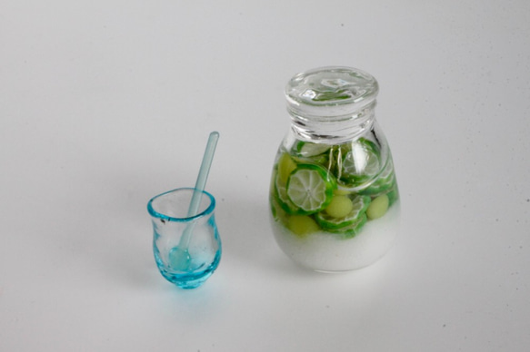 ミニチュアガラス ライムとマスカットの酵素ジュース＆薄ブルーのグラス＆マドラー 3枚目の画像