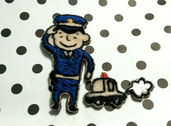警察官とパトカー　手刺繍ワッペン 1枚目の画像