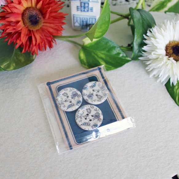 プラスチックボタン　花柄　　～ベビーブルー～　3個入り 2枚目の画像