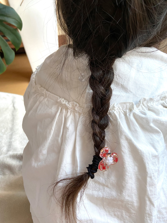 レジンとドライフラワーのヘアゴム 3枚目の画像