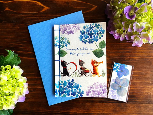 C-6.メッセージカード“こねこのマーチ［紫陽花］”草木染め糸の和綴じ 1枚目の画像