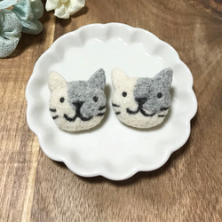 ねこブローチ(白グレー) 1枚目の画像